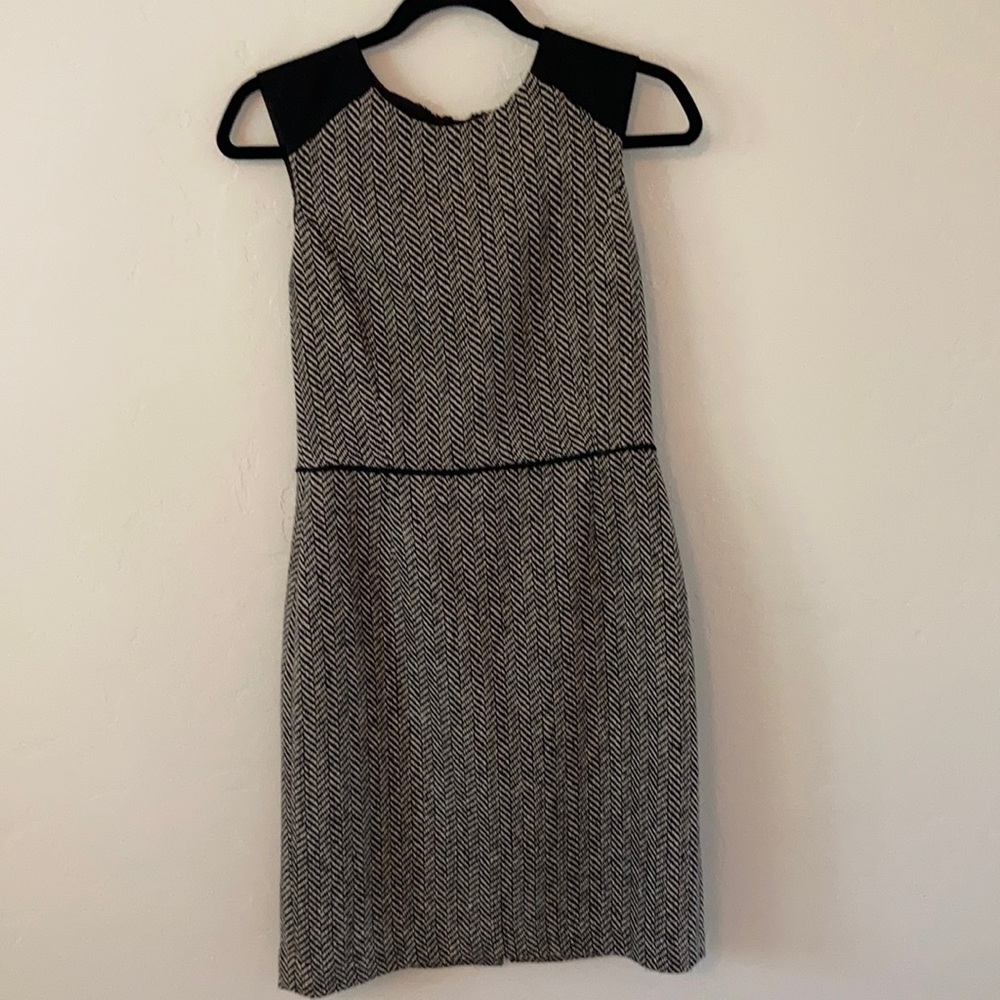 Banana Republic. Size 4. Black and cream